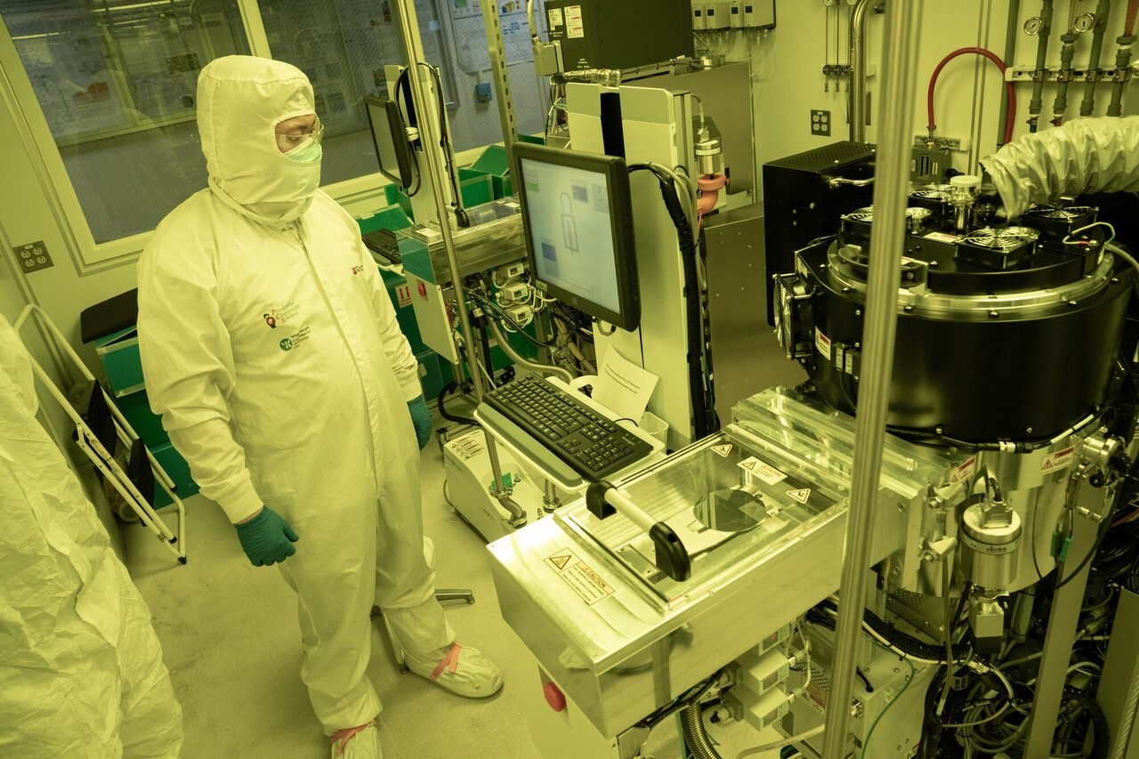 An advanced micro-/nanofabrication tool used to etch semiconductor, photonic, and sensing materials. 