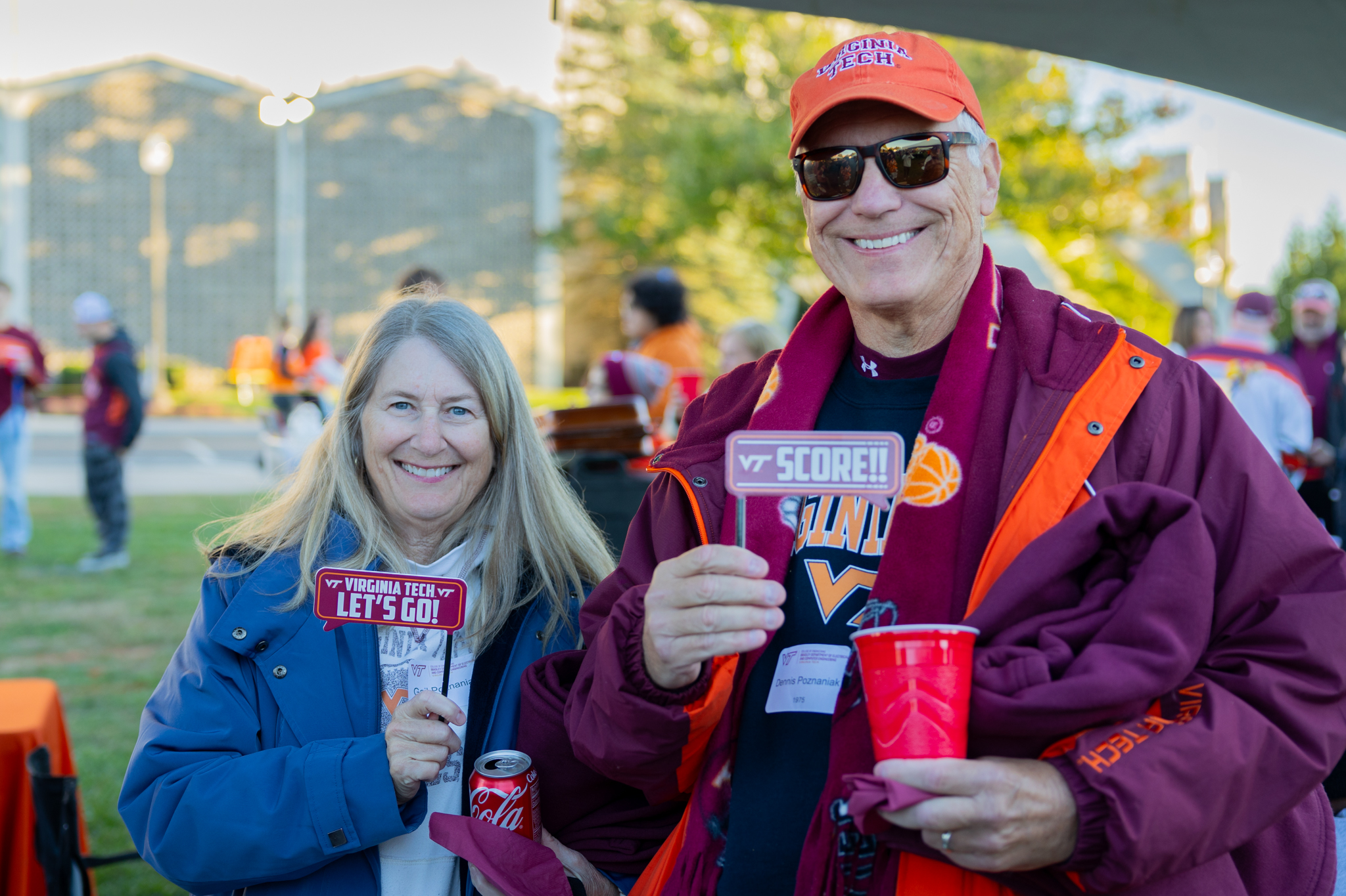 Two ECE alumni smile and pose at a tailgate!