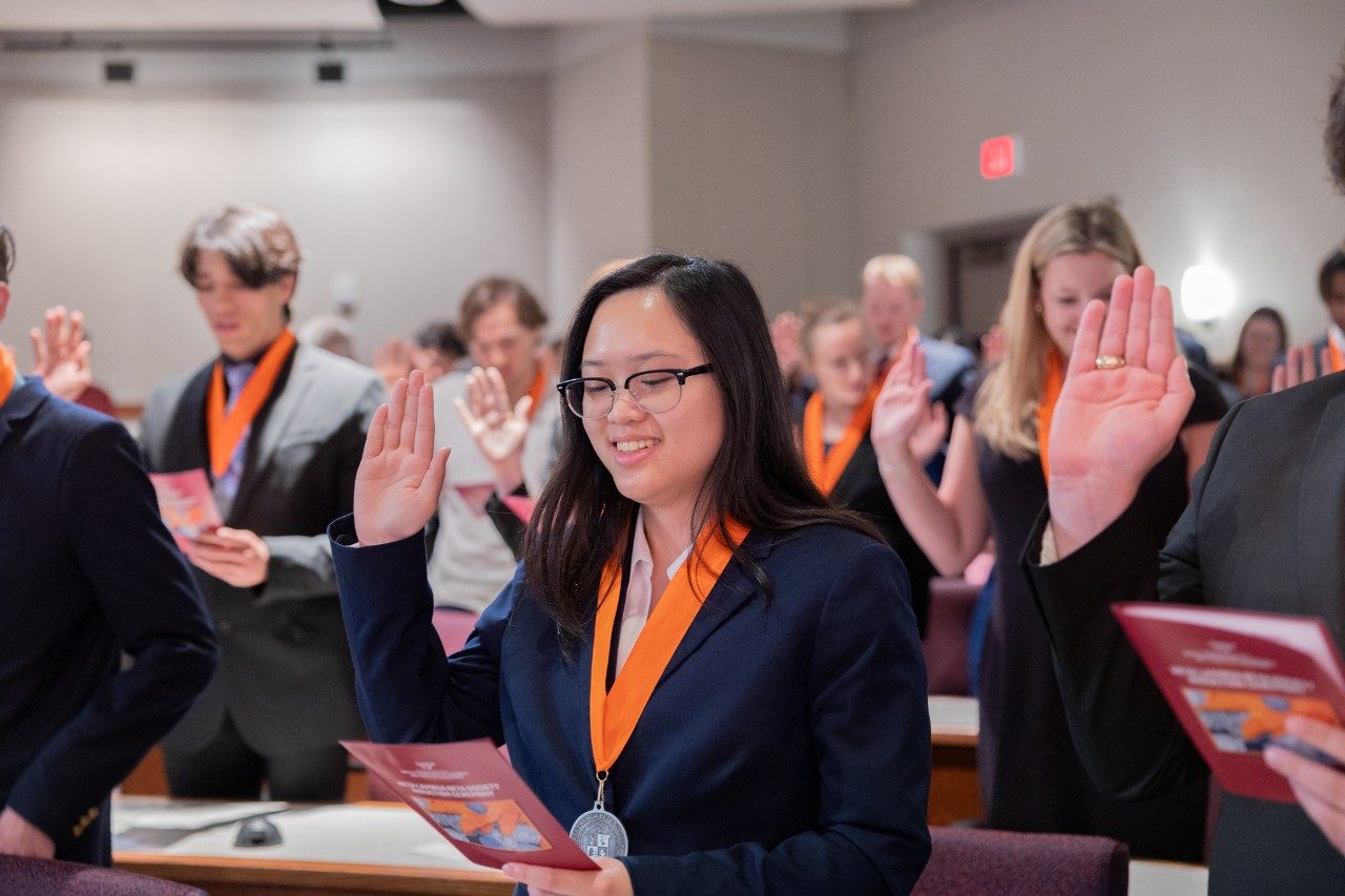 ECE alum Jenny Li raises her right hand as a part of the HLB induction ceremony!