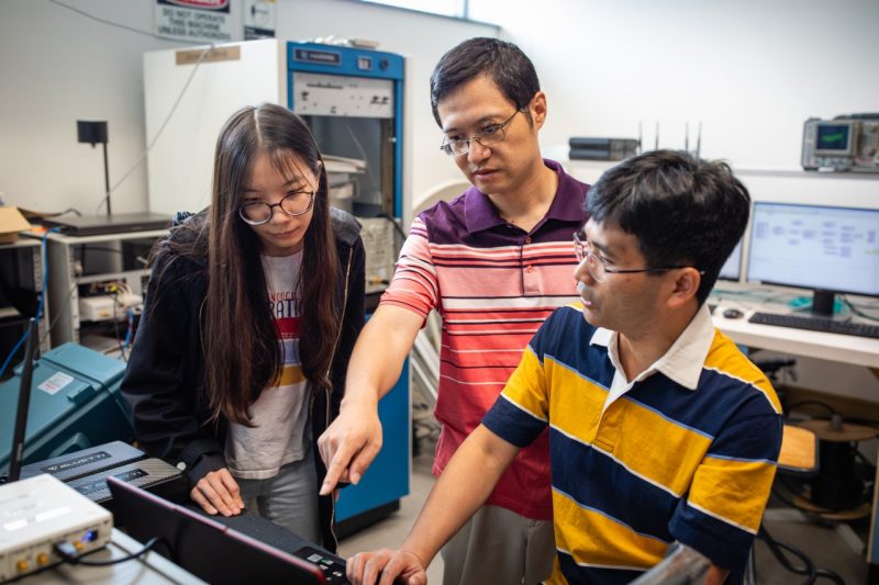 Lingjia Liu with students in the lab.